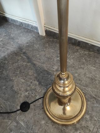 Lampara dorada de pie