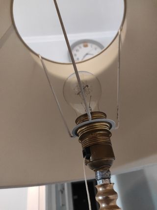 Lampara dorada de pie