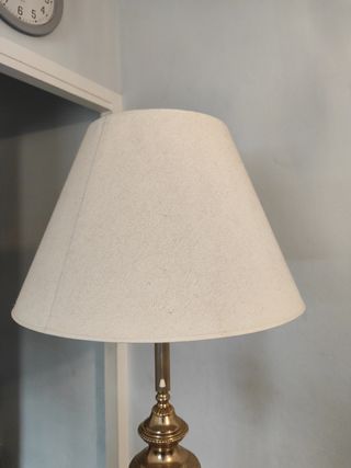 Lampara dorada de pie