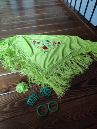 Traje de flamenca infantil con complementos