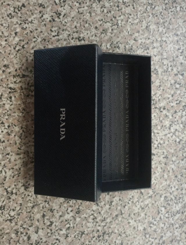 scatola prada vuota