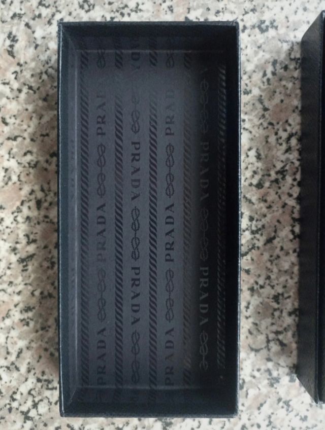 scatola prada vuota