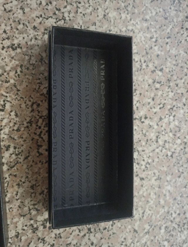 scatola prada vuota