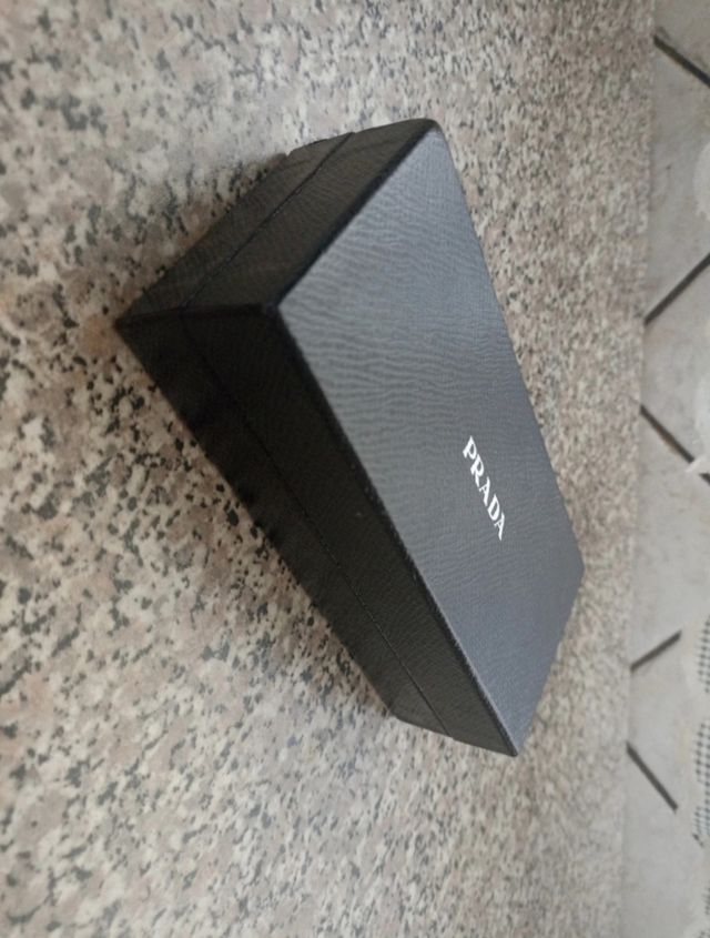 scatola prada vuota