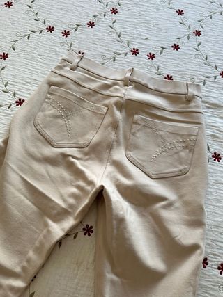 Pantalón crema pitillo