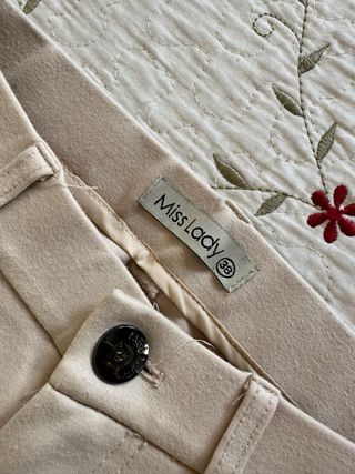 Pantalón crema pitillo