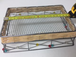 Cesta de mimbre, metal y bolas de colores.