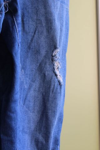 Peto vaquero con cremallera al lado
