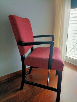 Cadeira com braços em madeira