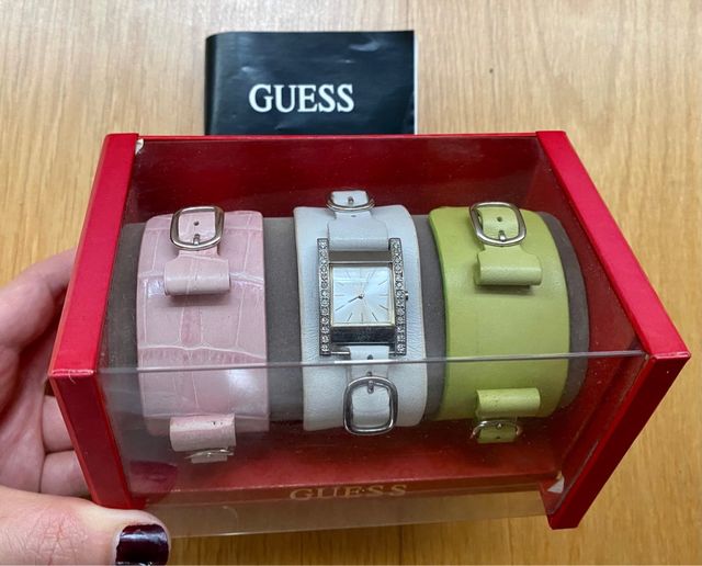 Reloj Guess con 3 correas piel