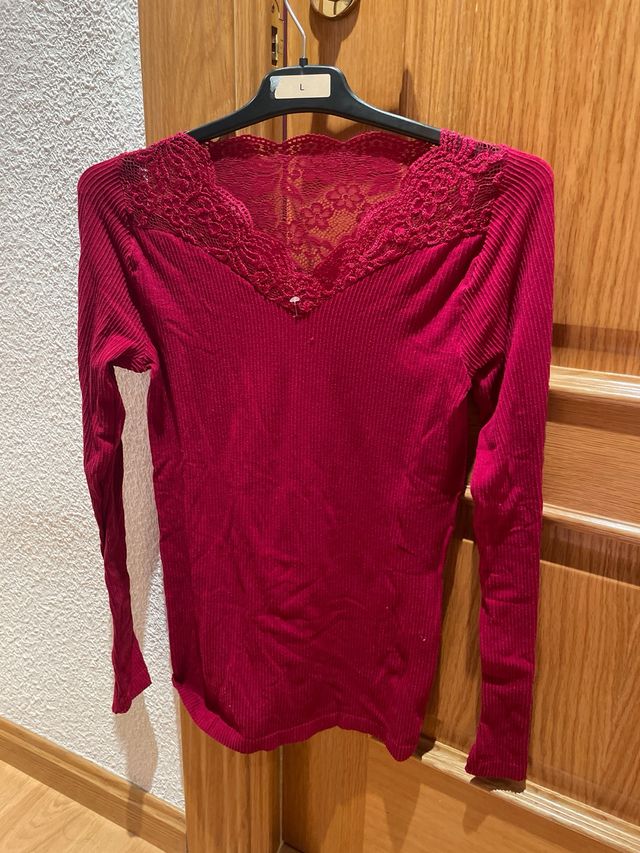 camiseta manga larga granate con encaje