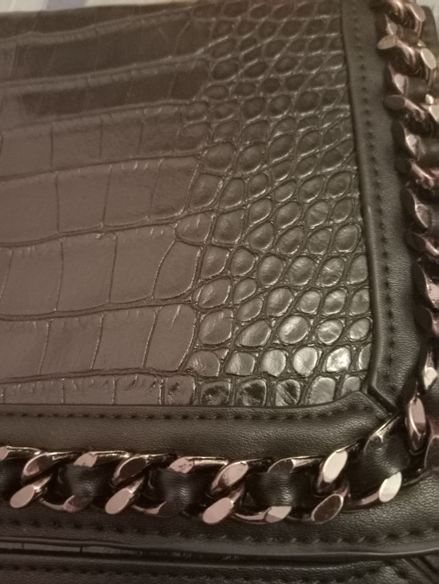 Bolso negro detalle cadena Mango