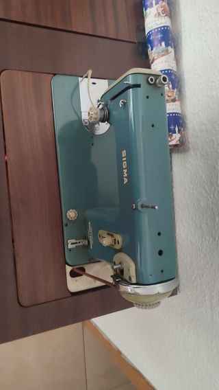 Maquina de coser con mueble antiguo