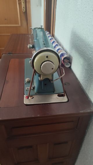 Maquina de coser con mueble antiguo