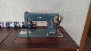 Maquina de coser con mueble antiguo