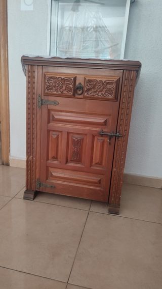 Maquina de coser con mueble antiguo
