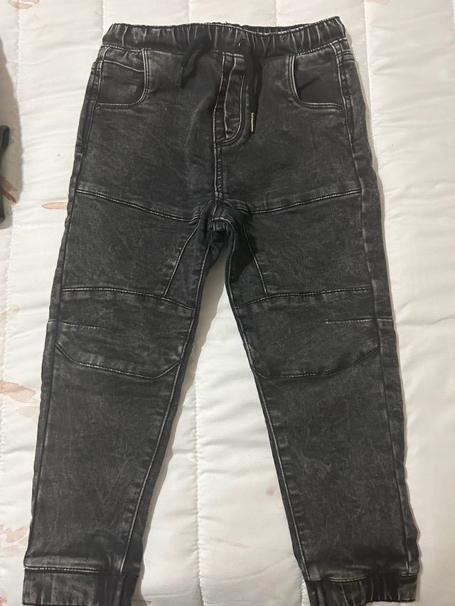 Pantalon negro lefties