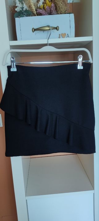Falda negra corta  ,de Zara,tallaS
