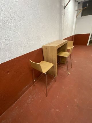 Mesa y sillas altas