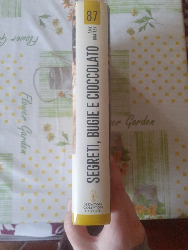 Libro di Amy Bratley Segreti, bugie e...