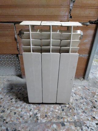 Radiador pequeño calefacción agua.