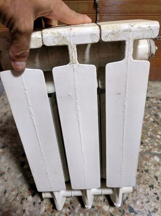 Radiador pequeño calefacción agua.