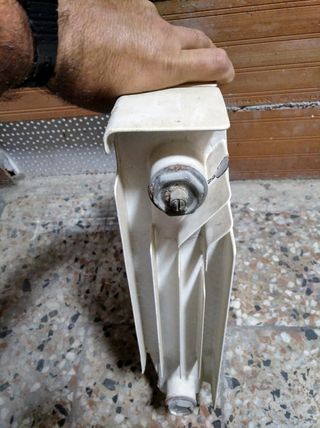 Radiador pequeño calefacción agua.