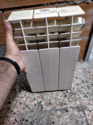 Radiador pequeño calefacción agua.