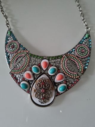Collar nuevo plateado y de varios colores