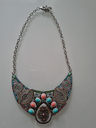 Collar nuevo plateado y de varios colores