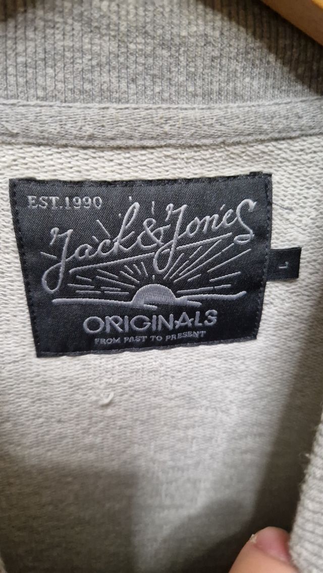 Sudadera gris con cremallera y parches