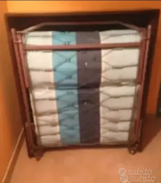 Letto con mobiletto a scomparsa