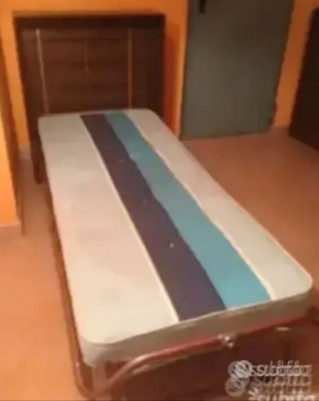 Letto con mobiletto a scomparsa