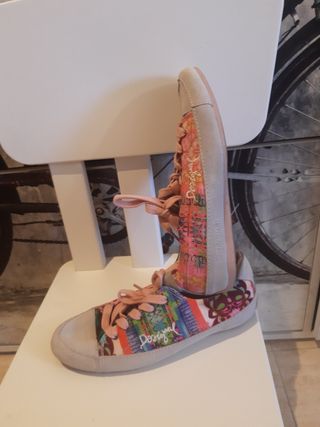 dos pares de zapatillas Desigual y Nike