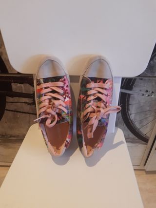 dos pares de zapatillas Desigual y Nike