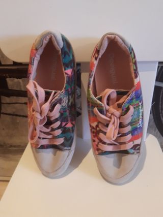 dos pares de zapatillas Desigual y Nike