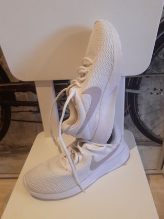 dos pares de zapatillas Desigual y Nike