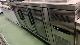 frente mostrador puertas de cristal