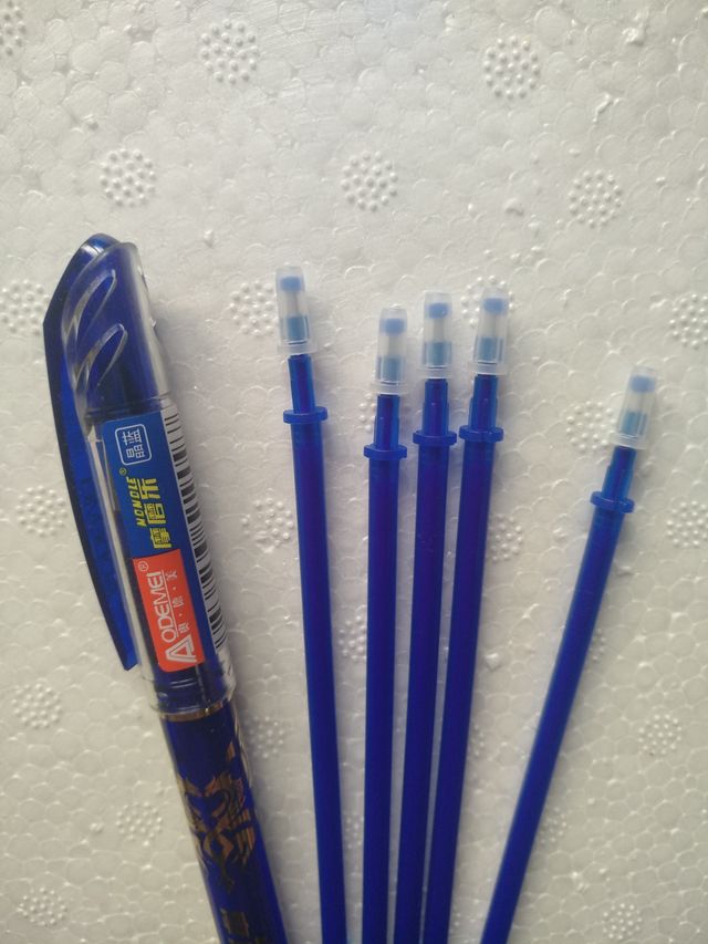 Penna a inchiostro cancellabile + 5 ricariche. Nuovo!