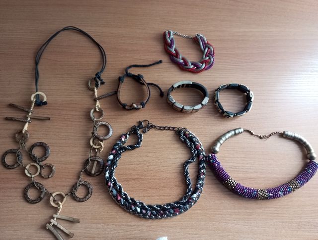 Collares y pulseras