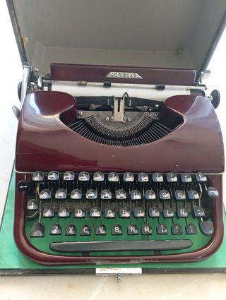 Maquina de escribir antigua