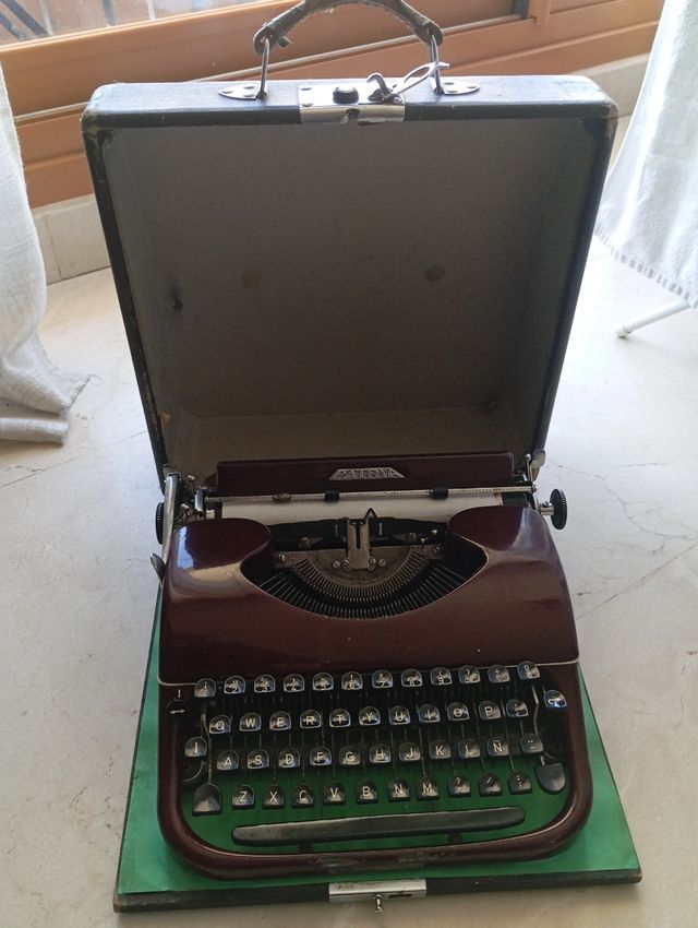 Maquina de escribir antigua