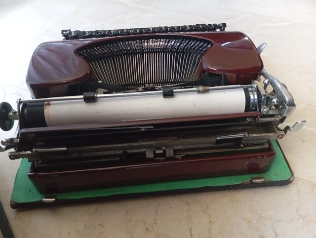 Maquina de escribir antigua