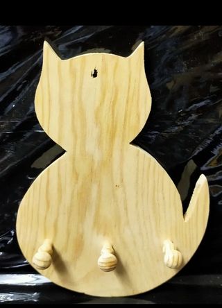 Lote de percha y hucha de madera