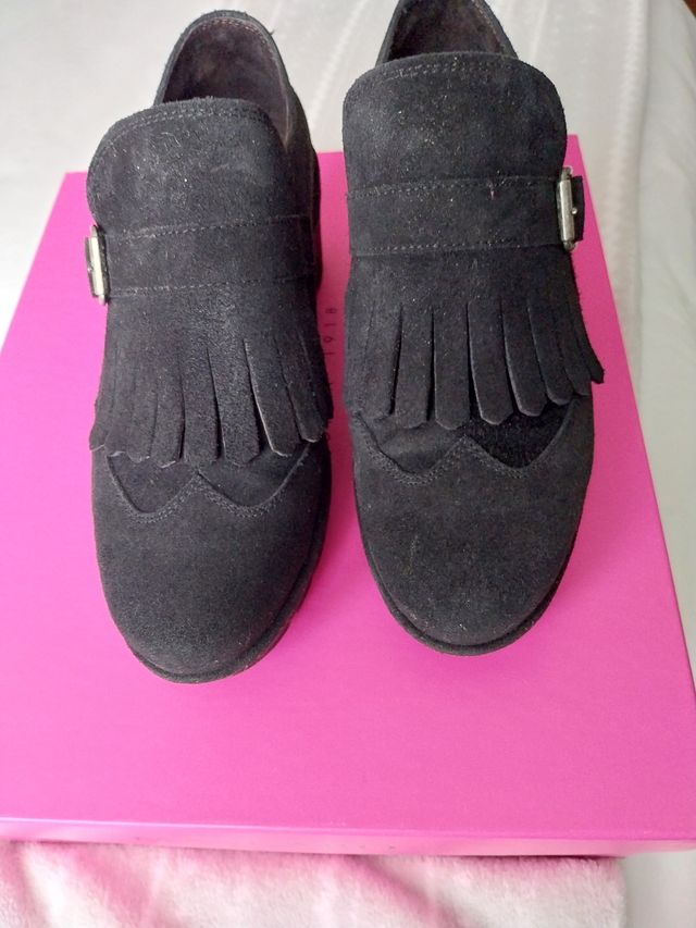 Zapatos de ante con cuña de goma