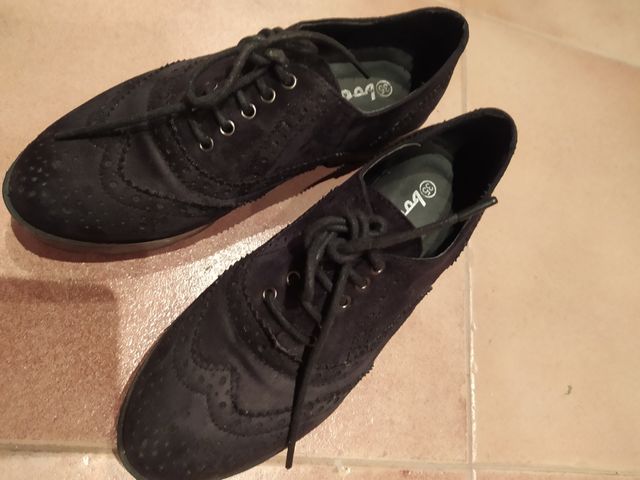 Zapatos tipo oxford.