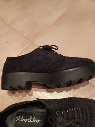 Zapatos tipo oxford.