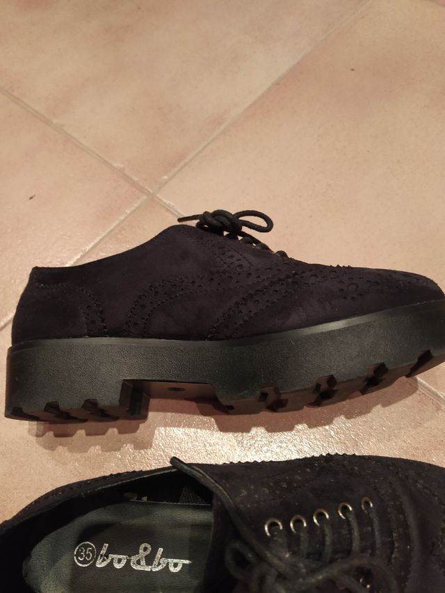 Zapatos tipo oxford.