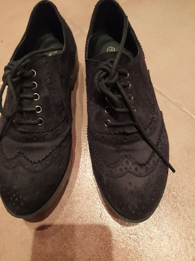 Zapatos tipo oxford.