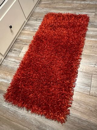 Alfombra roja de flecos